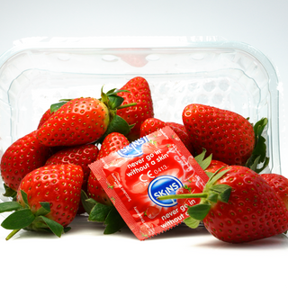 Skins Condoms Strawberry 4 Pack